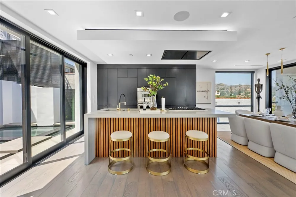 2033 Glencoe Way Los Angeles, CA 90068