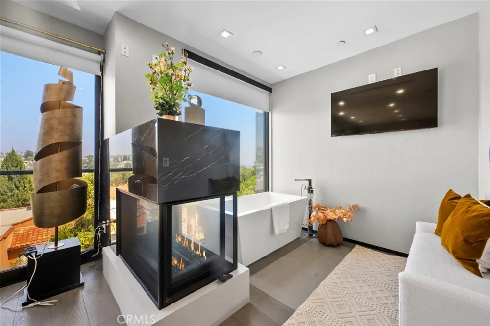 2033 Glencoe Way Los Angeles, CA 90068