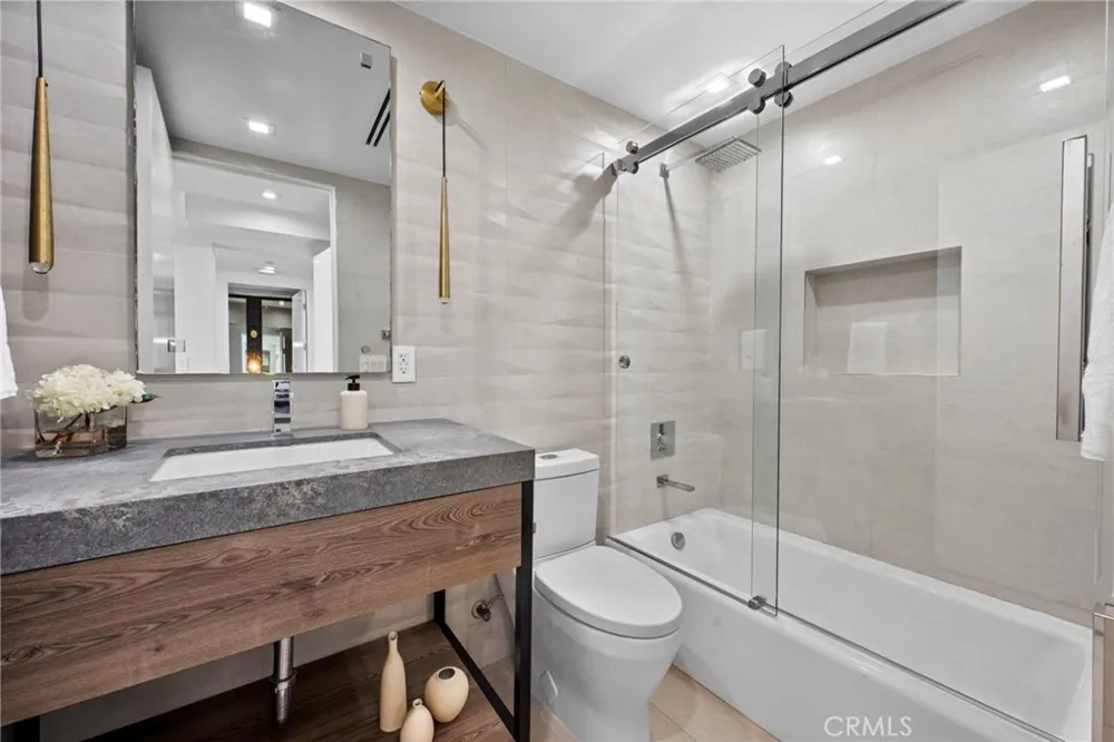 2033 Glencoe Way Los Angeles, CA 90068