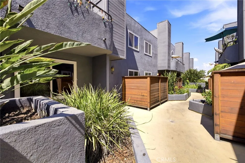 5706 Fair Avenue #104 North Hollywood, CA 91601
