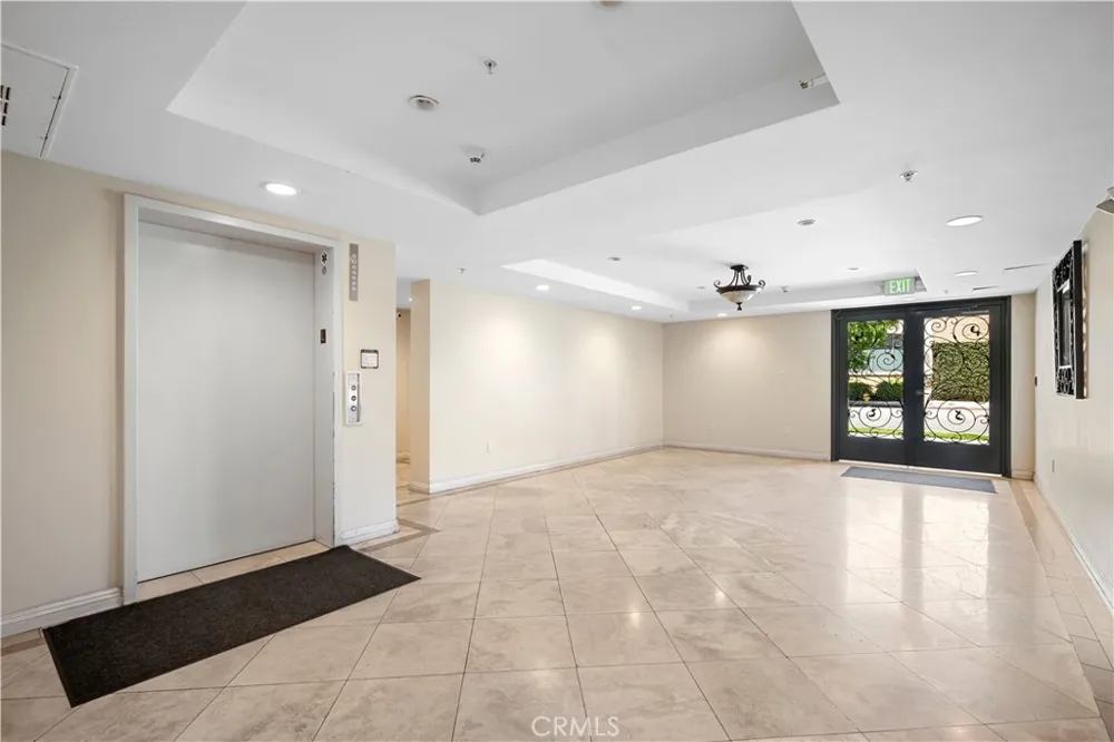 6800 Corbin Avenue #106 Reseda, CA 91335