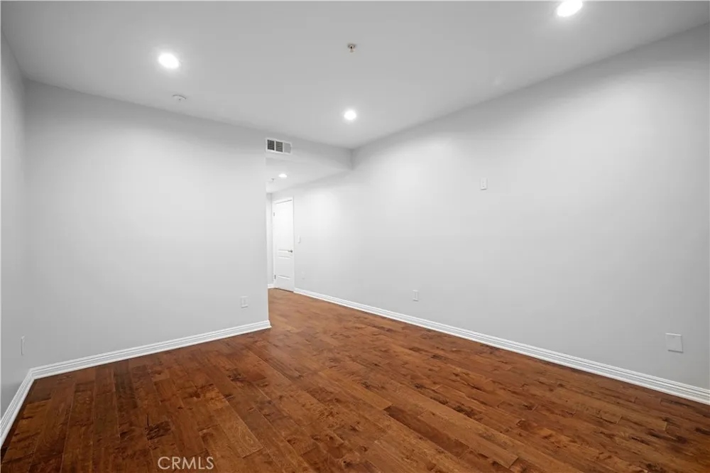 6800 Corbin Avenue #106 Reseda, CA 91335
