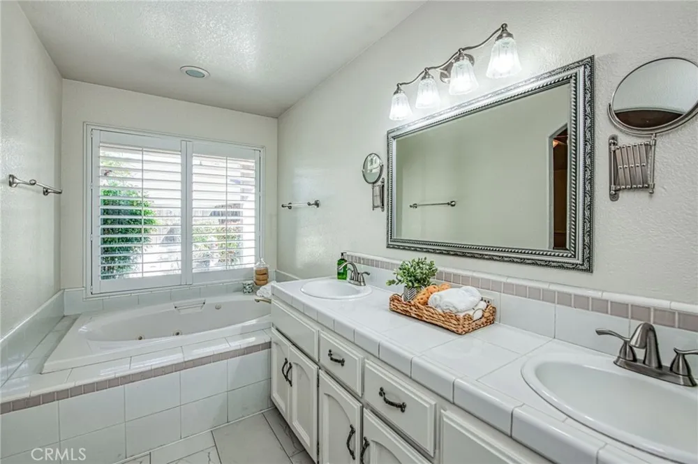 860 E Dartmouth Fresno, CA 93730