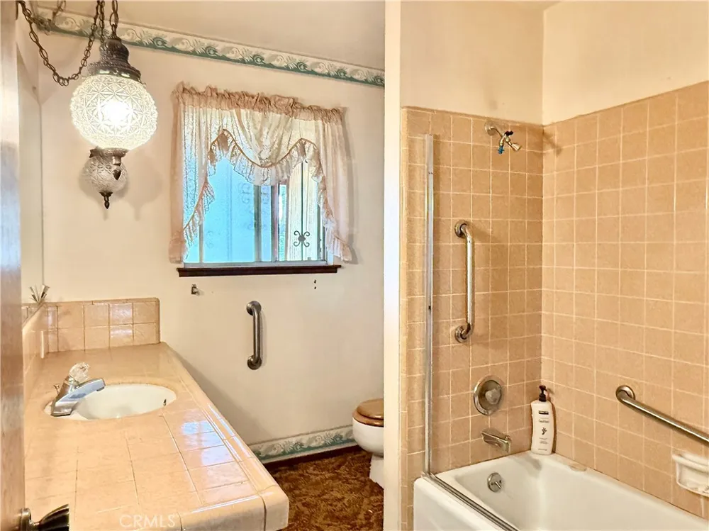 4934 E Floradora Fresno, CA 93727