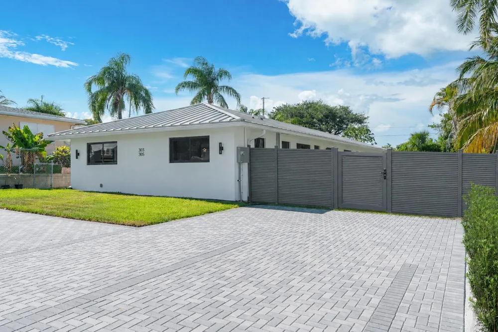 303 DE CARIE STREET #303 Delray Beach, FL 33444
