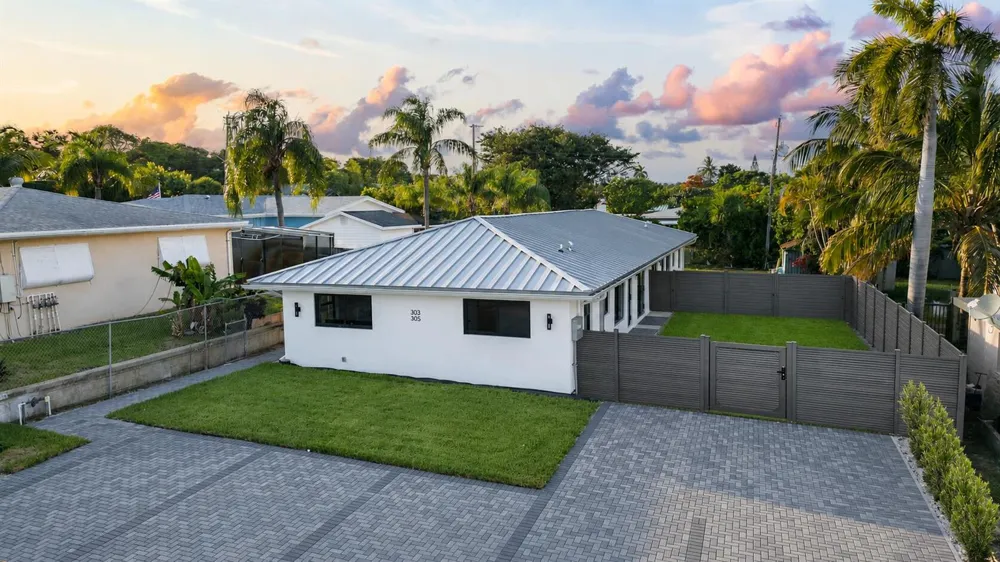 303 DE CARIE STREET #303 Delray Beach, FL 33444