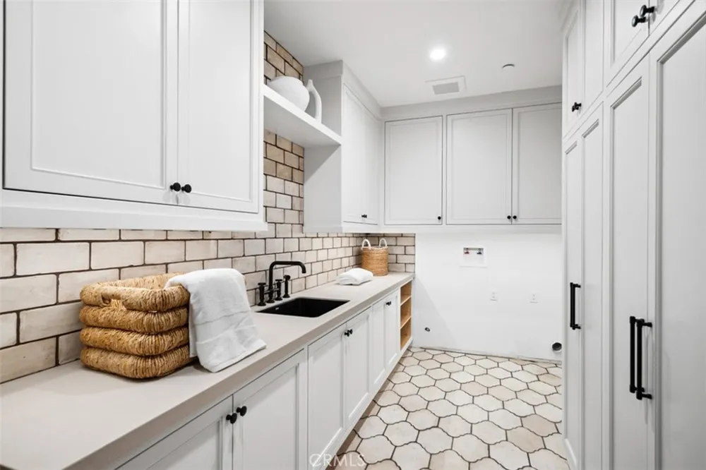 31 Black Hawk Irvine, CA 92603