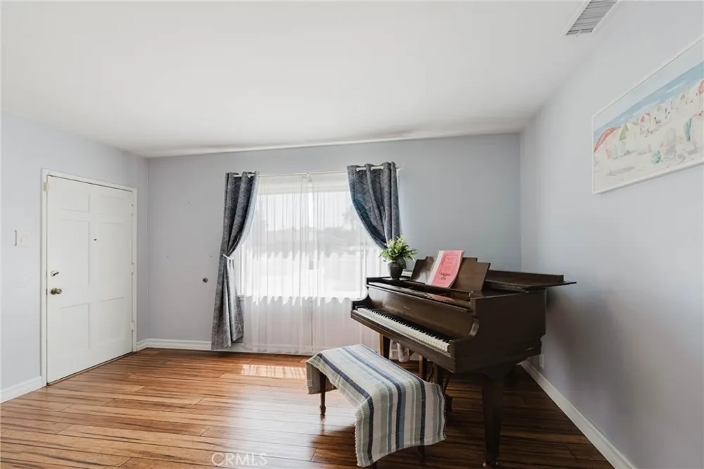 6160 Pepperwood Lakewood, CA 90712