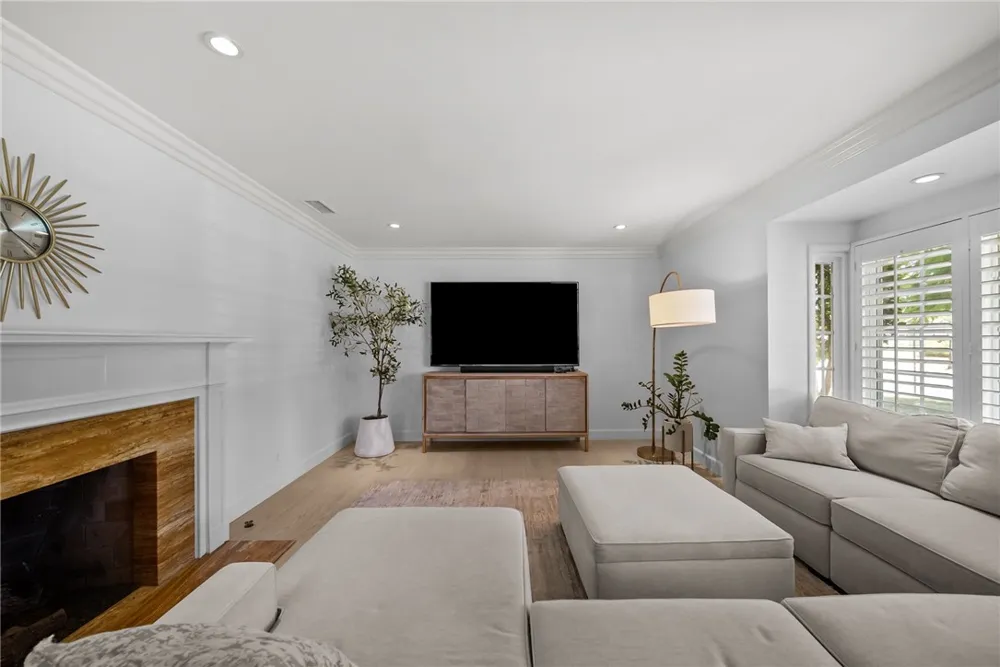 6951 Chisholm Van Nuys, CA 91406