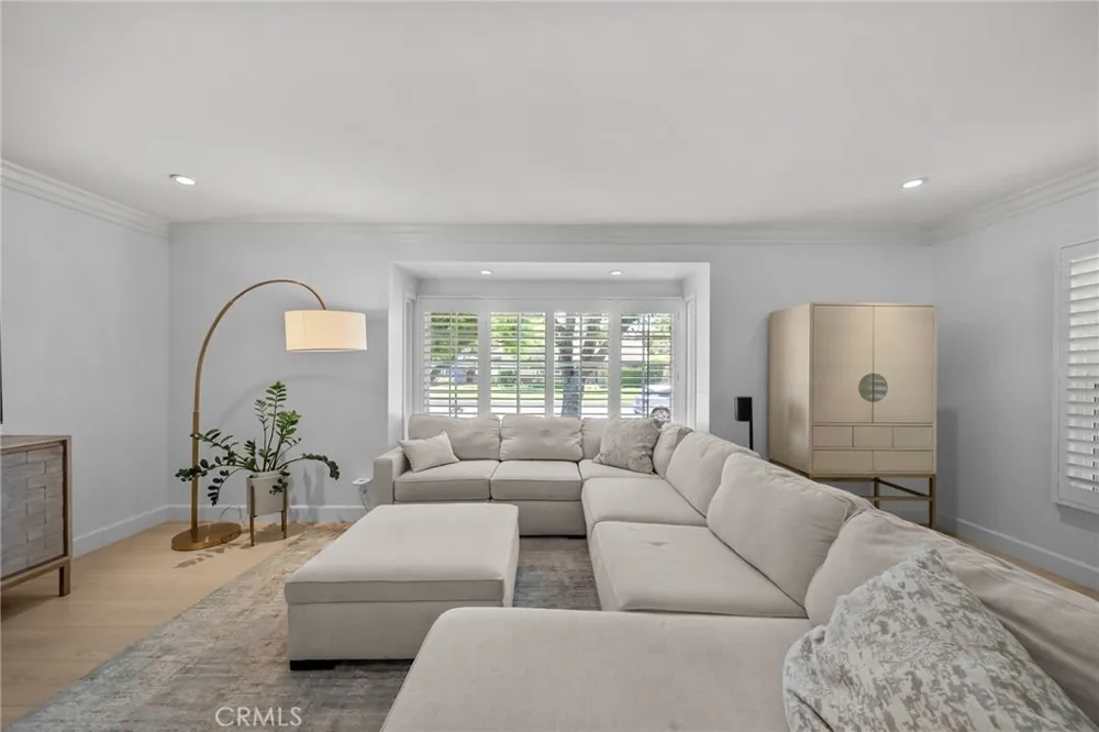 6951 Chisholm Van Nuys, CA 91406