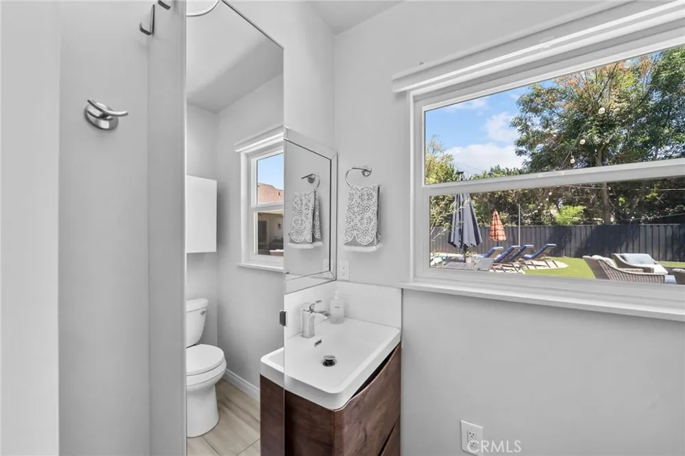6951 Chisholm Van Nuys, CA 91406