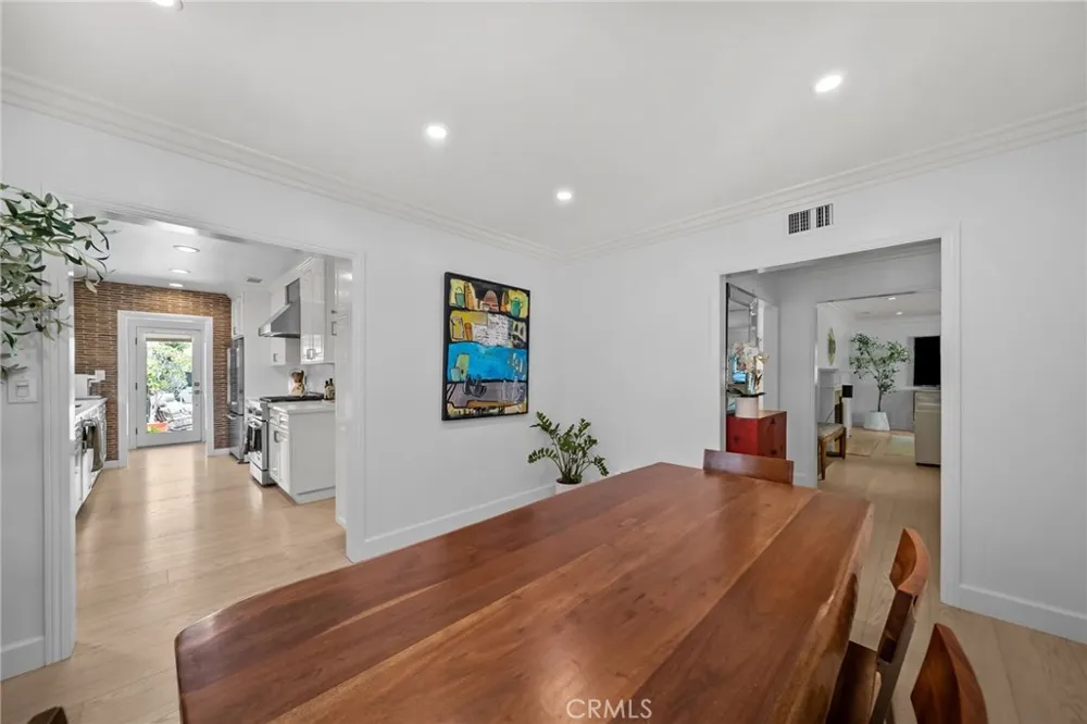 6951 Chisholm Van Nuys, CA 91406