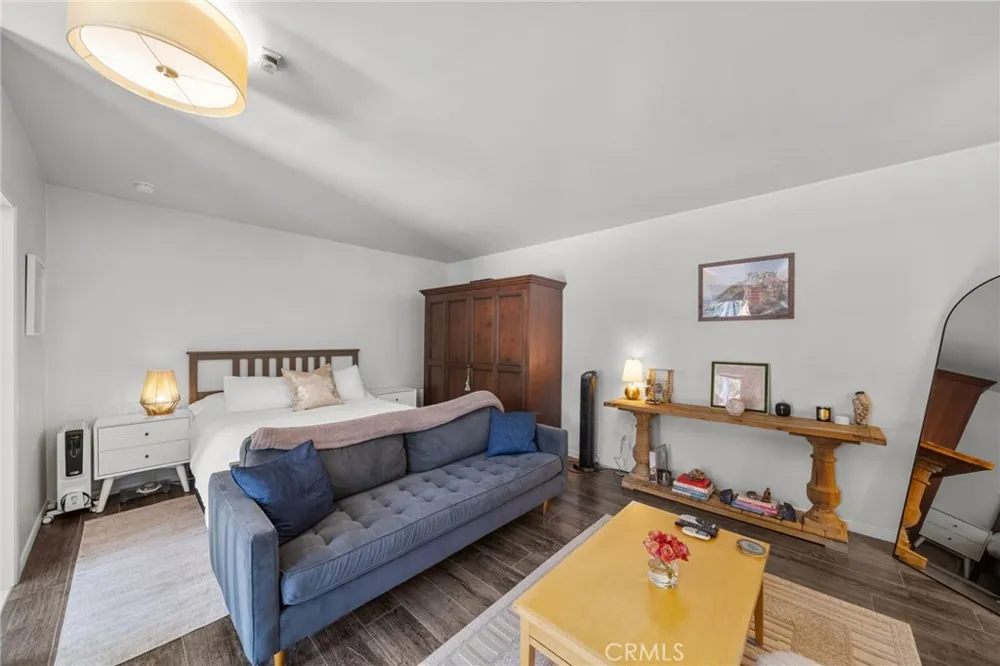 6951 Chisholm Van Nuys, CA 91406