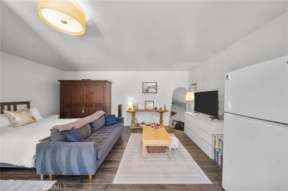 6951 Chisholm Van Nuys, CA 91406