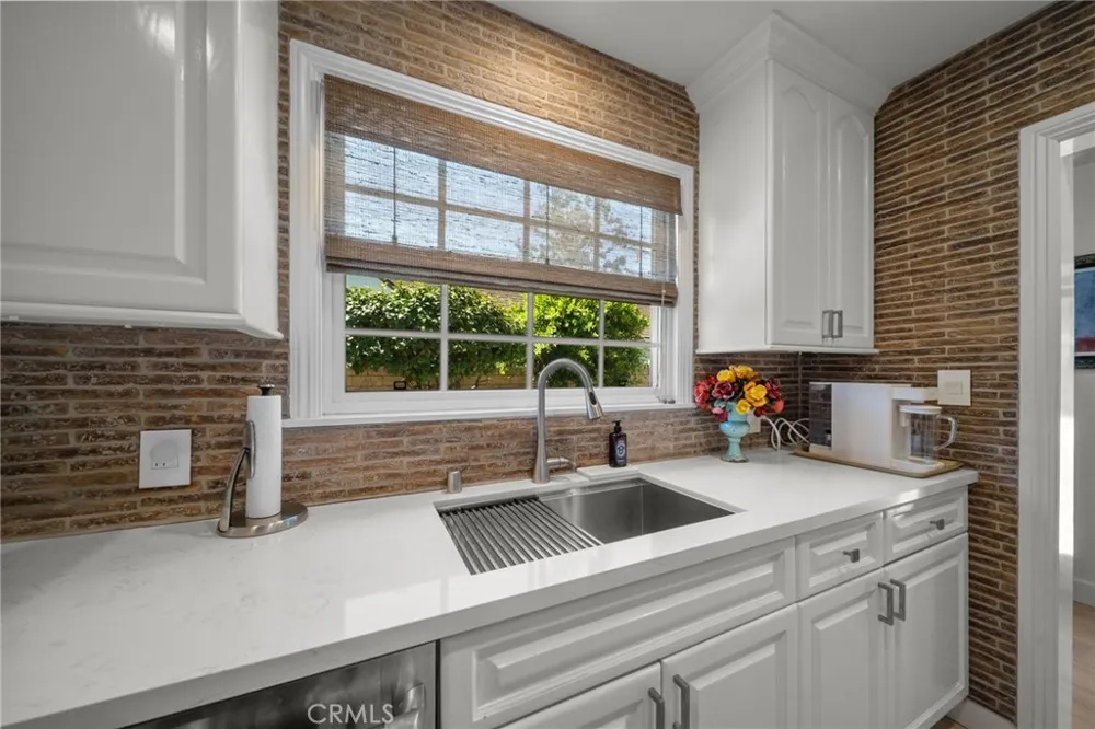 6951 Chisholm Van Nuys, CA 91406