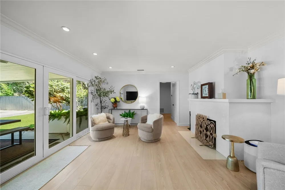6951 Chisholm Van Nuys, CA 91406