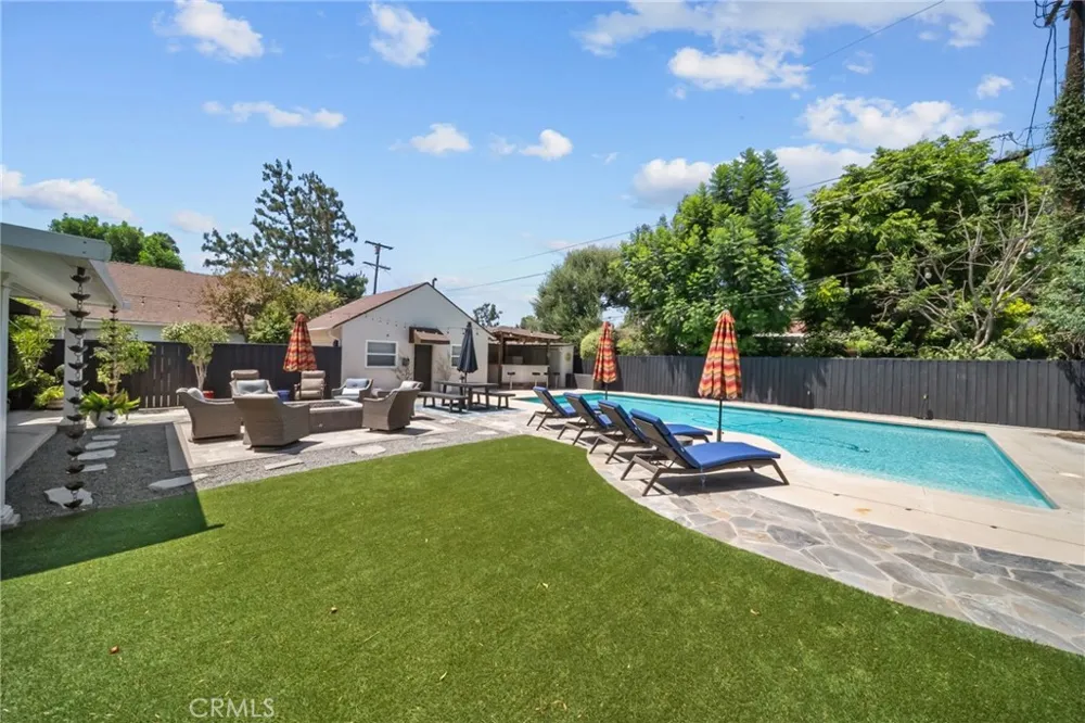 6951 Chisholm Van Nuys, CA 91406