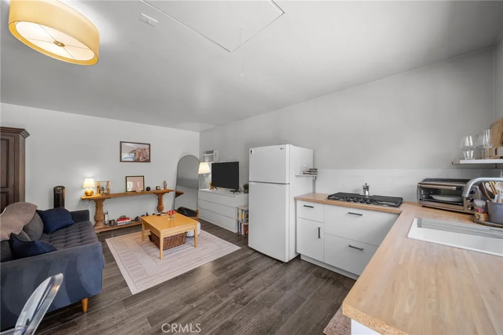 6951 Chisholm Van Nuys, CA 91406