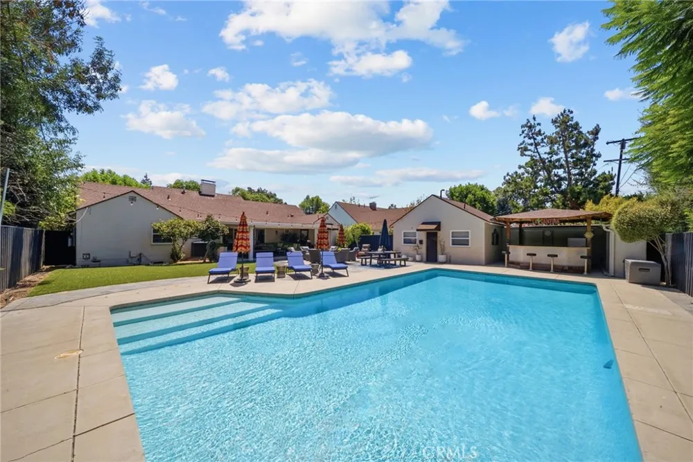 6951 Chisholm Van Nuys, CA 91406