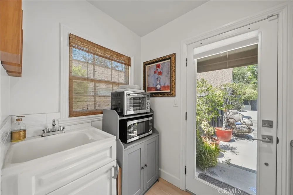 6951 Chisholm Van Nuys, CA 91406