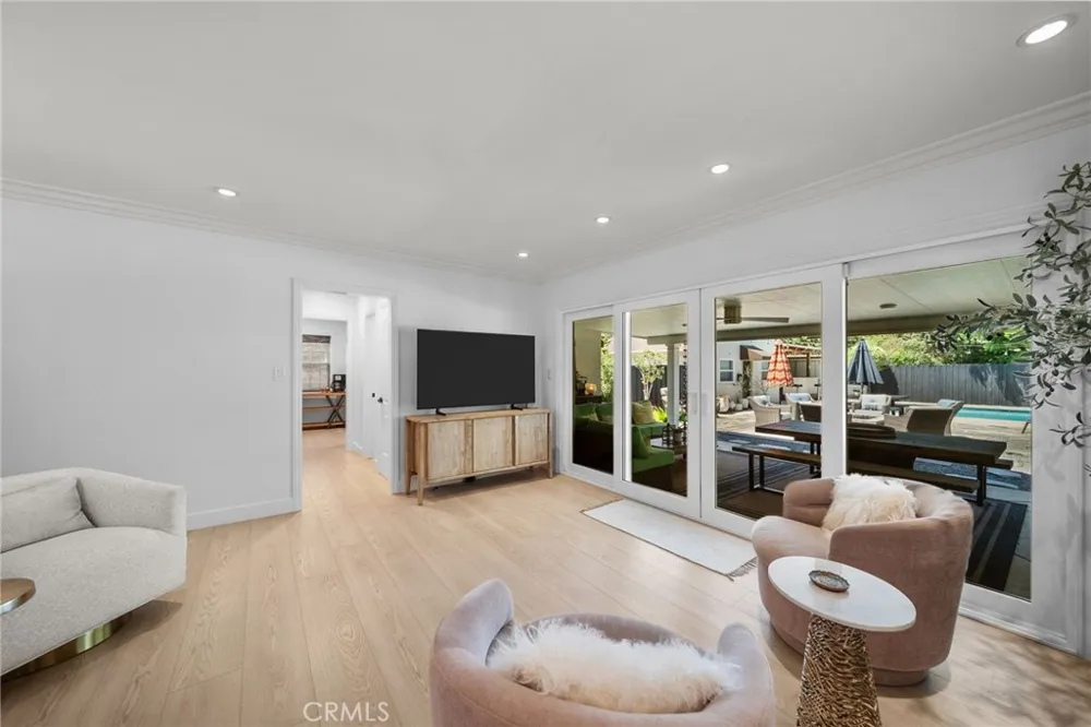 6951 Chisholm Van Nuys, CA 91406