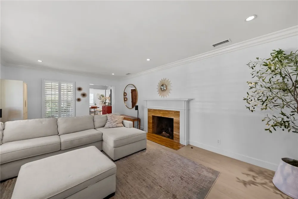 6951 Chisholm Van Nuys, CA 91406
