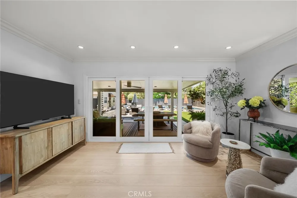 6951 Chisholm Van Nuys, CA 91406
