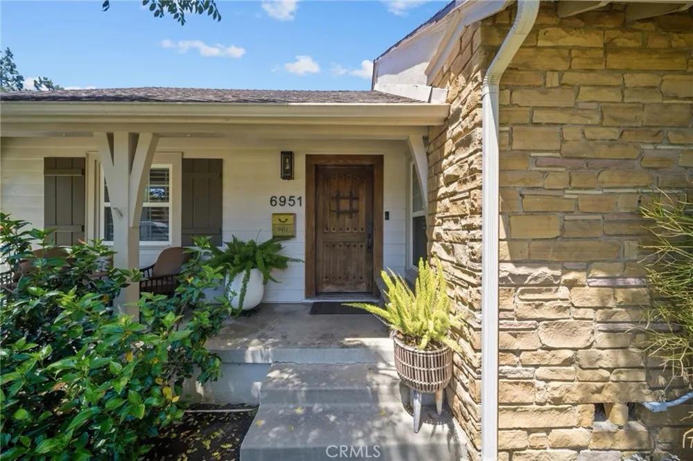 6951 Chisholm Van Nuys, CA 91406