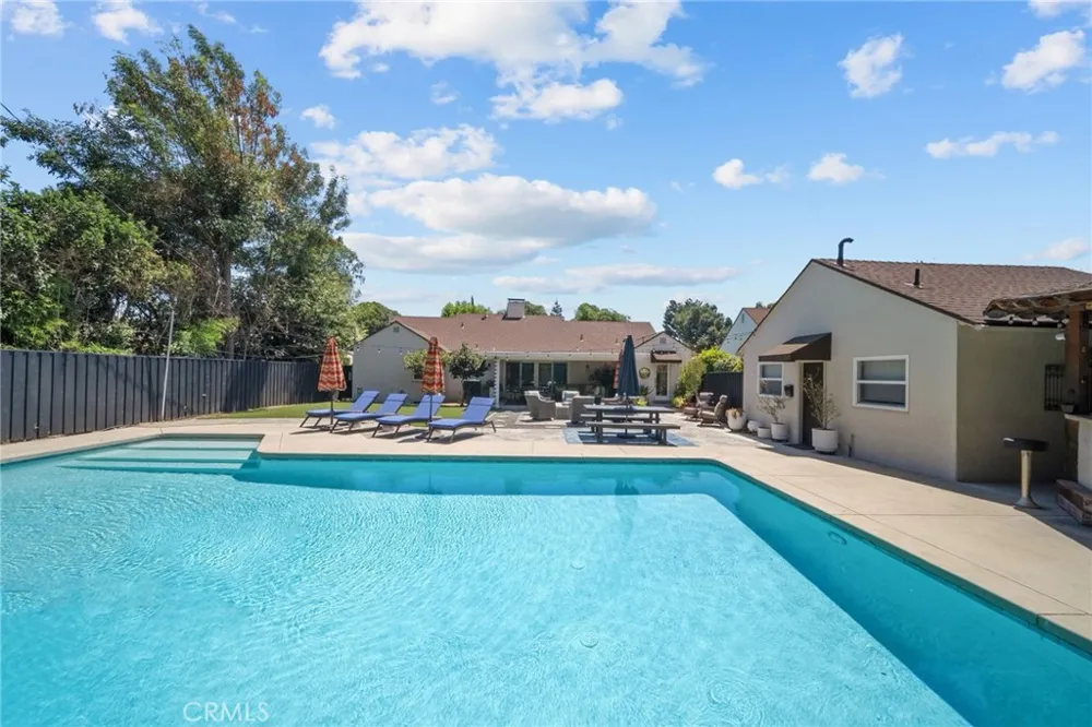6951 Chisholm Van Nuys, CA 91406