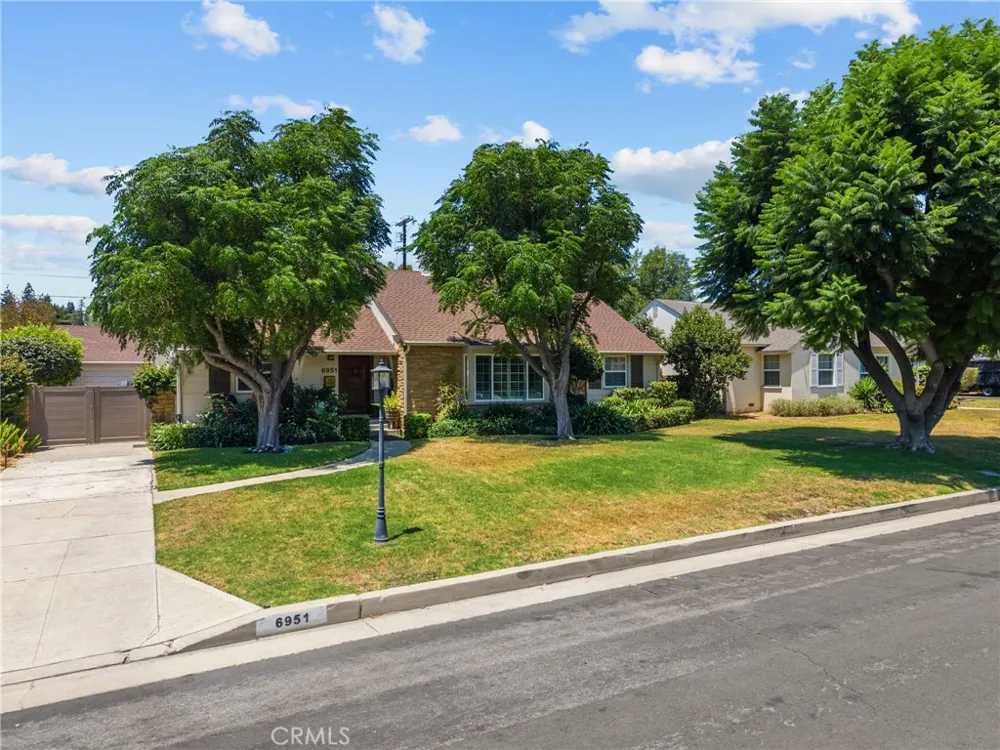 6951 Chisholm Van Nuys, CA 91406