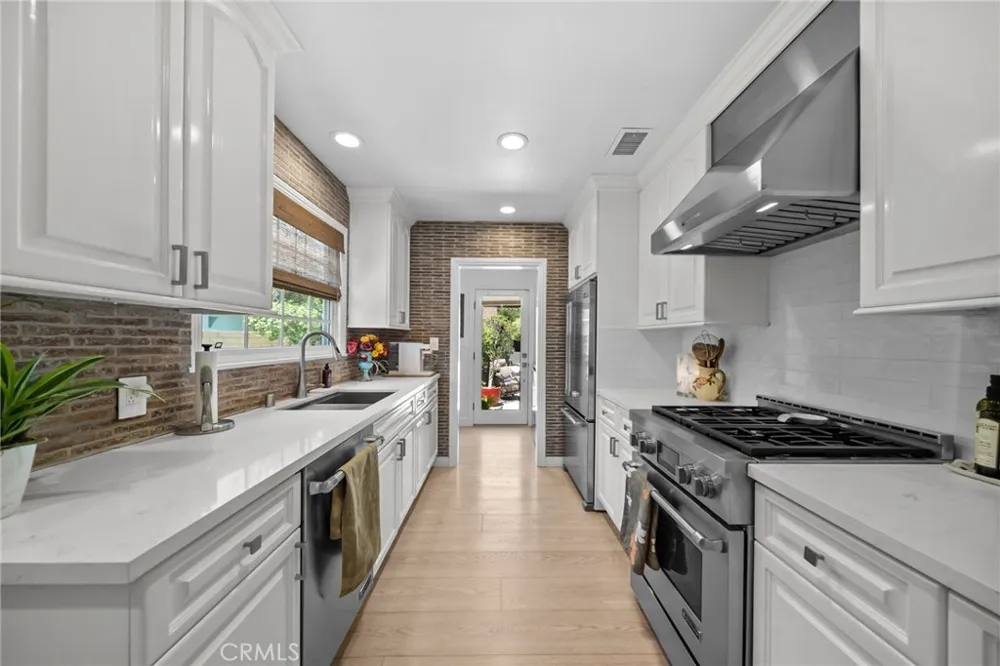 6951 Chisholm Van Nuys, CA 91406