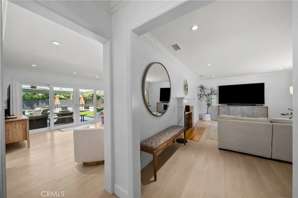 6951 Chisholm Van Nuys, CA 91406