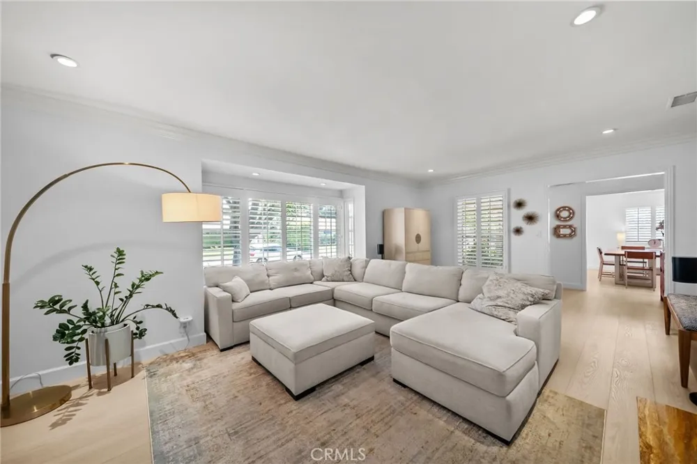 6951 Chisholm Van Nuys, CA 91406