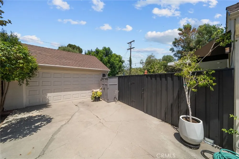 6951 Chisholm Van Nuys, CA 91406
