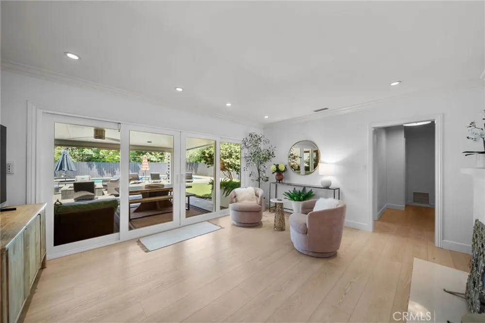 6951 Chisholm Van Nuys, CA 91406