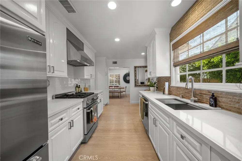 6951 Chisholm Van Nuys, CA 91406