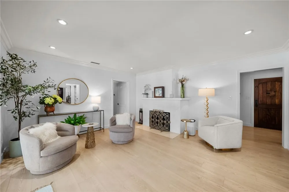 6951 Chisholm Van Nuys, CA 91406