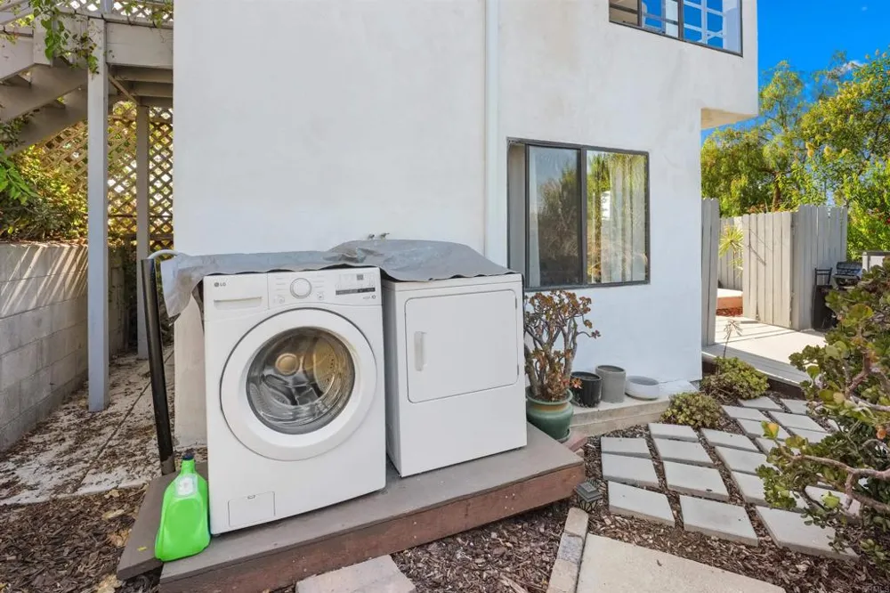 1243 Saxony Road Encinitas, CA 92024