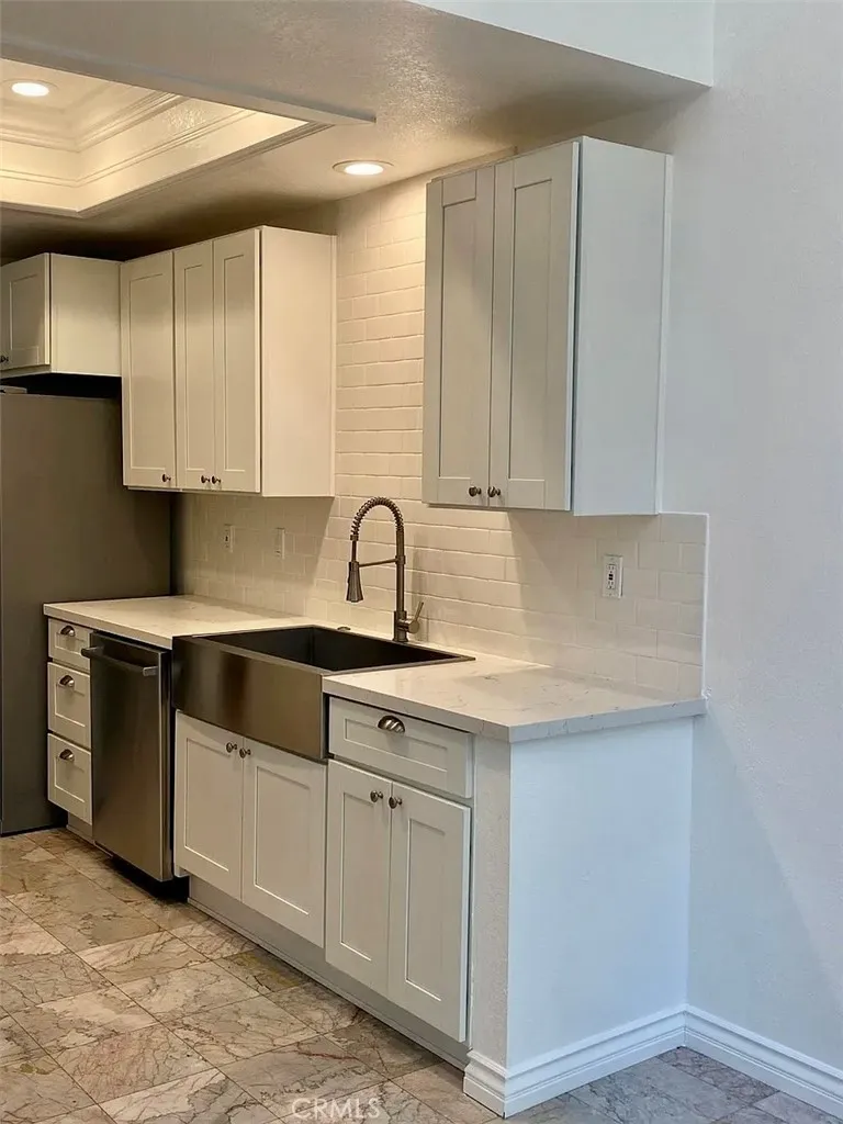 3284 Barham #304 Los Angeles, CA 90068