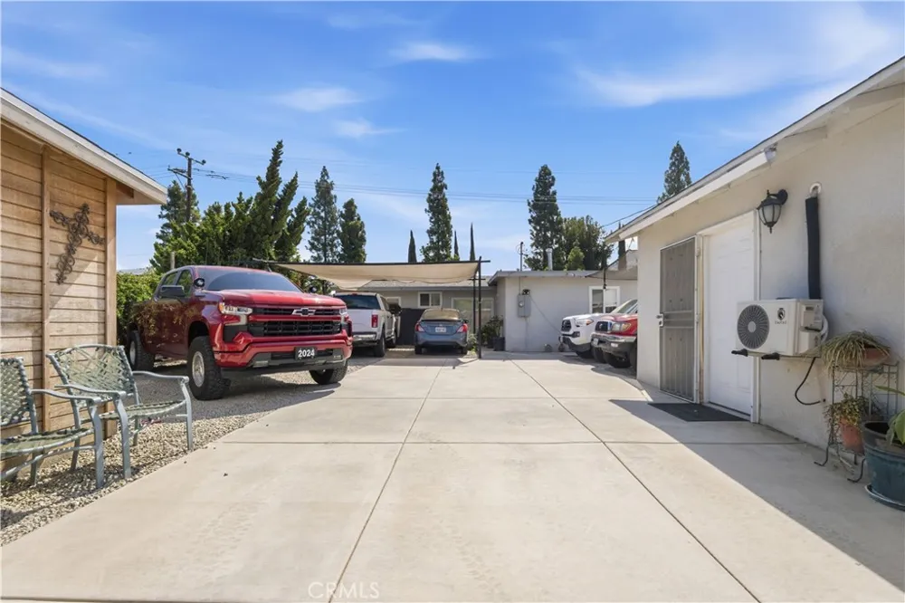 9444 Cedar Bloomington, CA 92316