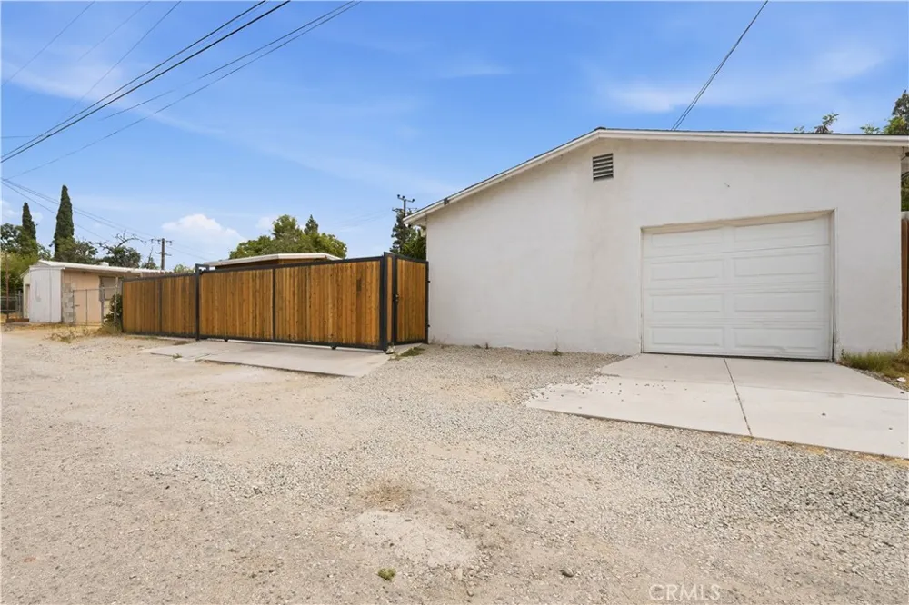 9444 Cedar Bloomington, CA 92316