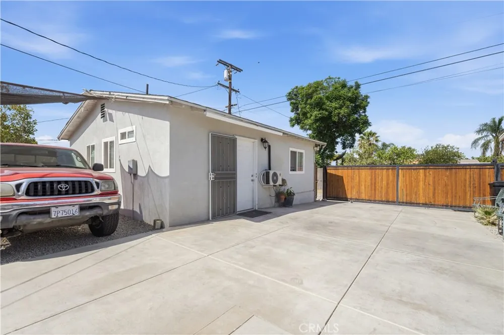9444 Cedar Bloomington, CA 92316