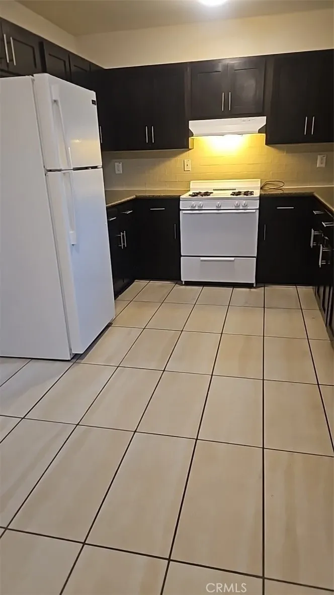 812 E 76th Los Angeles, CA 90001