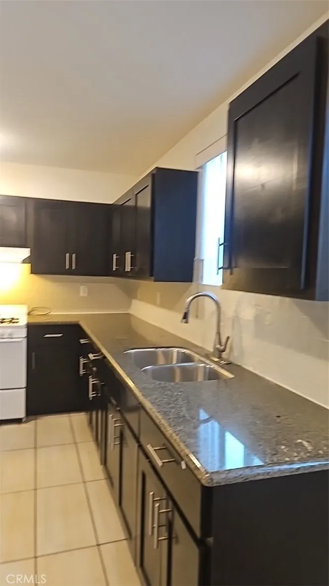812 E 76th Los Angeles, CA 90001