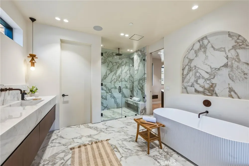 4900 Valjean Encino, CA 91436