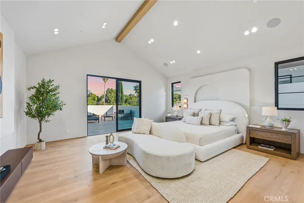 4900 Valjean Encino, CA 91436