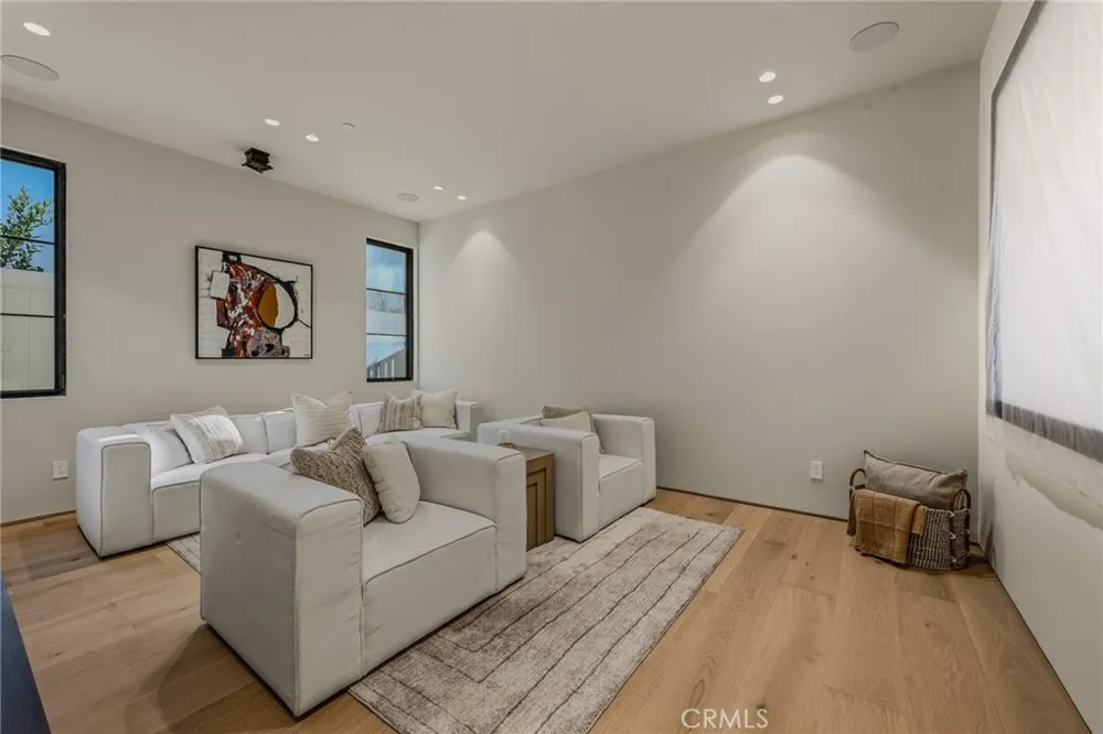 4900 Valjean Encino, CA 91436