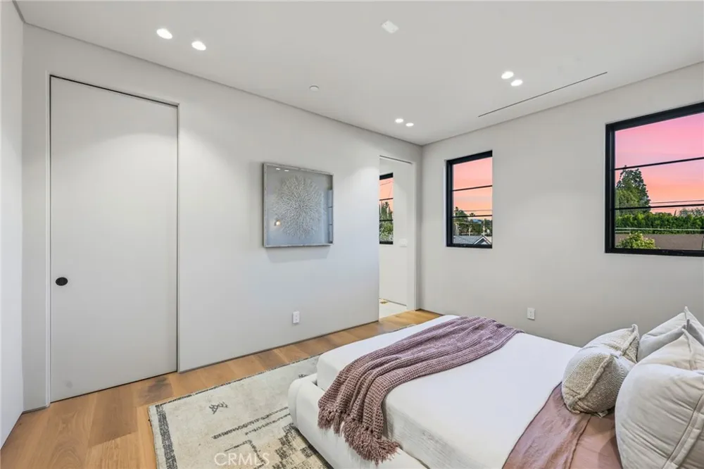 4900 Valjean Encino, CA 91436