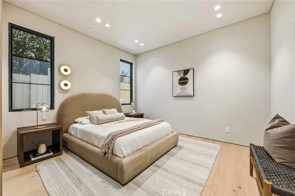 4900 Valjean Encino, CA 91436