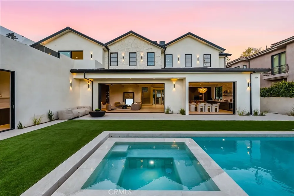 4900 Valjean Encino, CA 91436